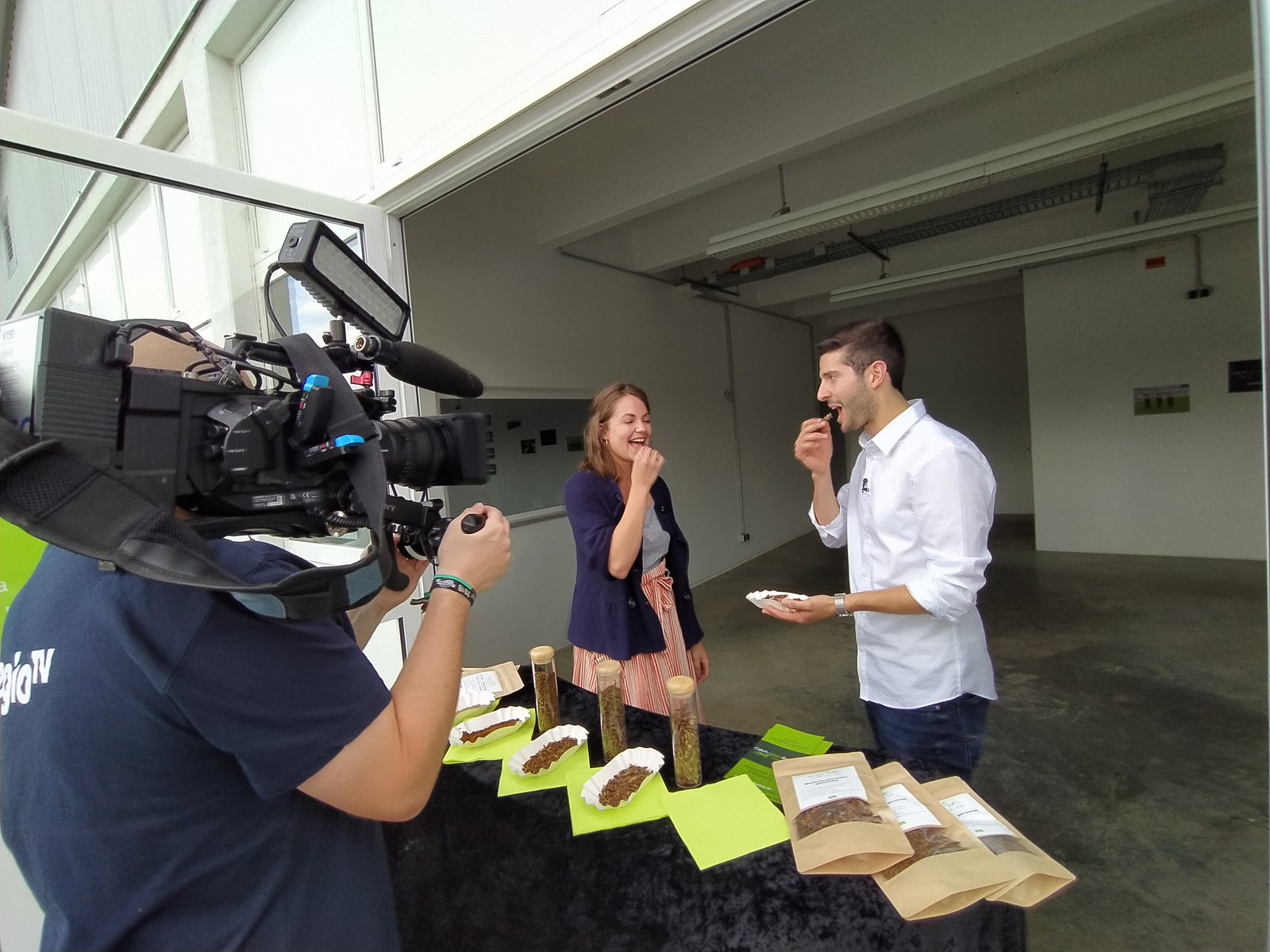 Heuschrecken als Snack? Insektenfarm in Schnürpflingen | RegioTv