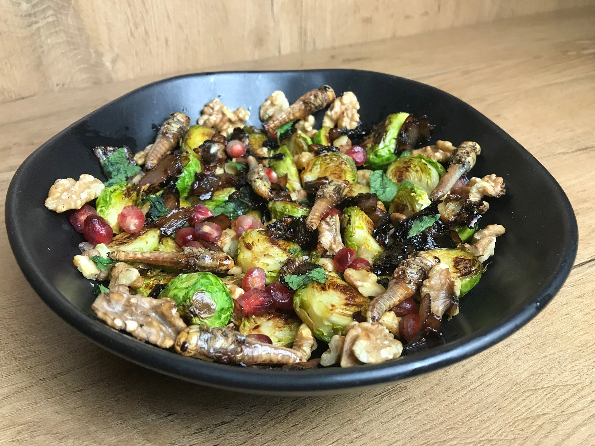 Heuschrecken-Rosenkohl-Salat mit Walnüssen