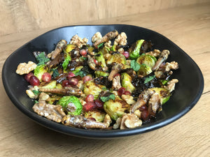 Heuschrecken-Rosenkohl-Salat mit Walnüssen