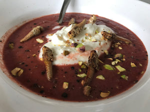 Rote-Bete-Suppe mit Pistazien- und Heuschrecken-Topping