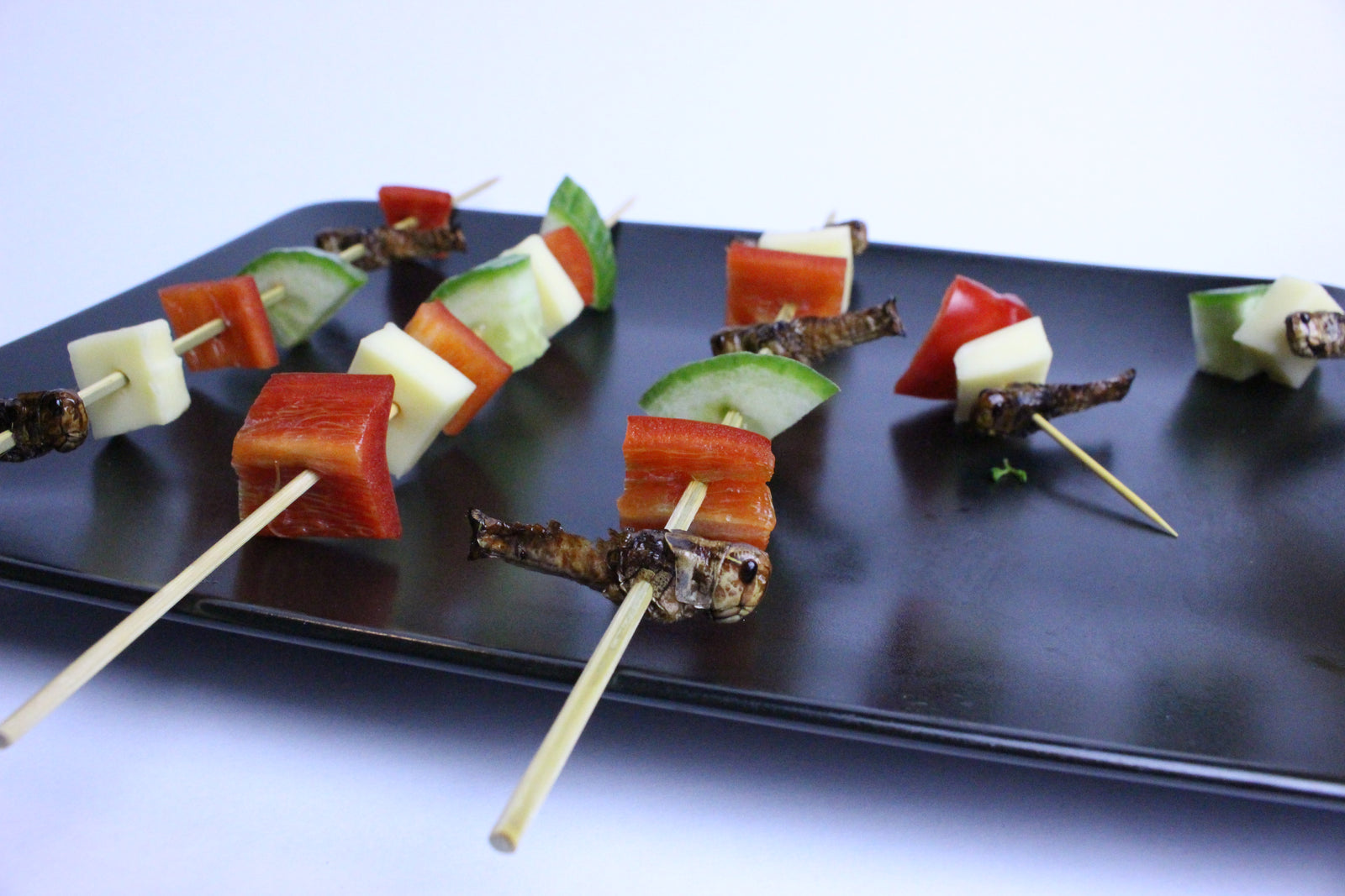 Gemüsespieße mit frittierten Heuschrecken